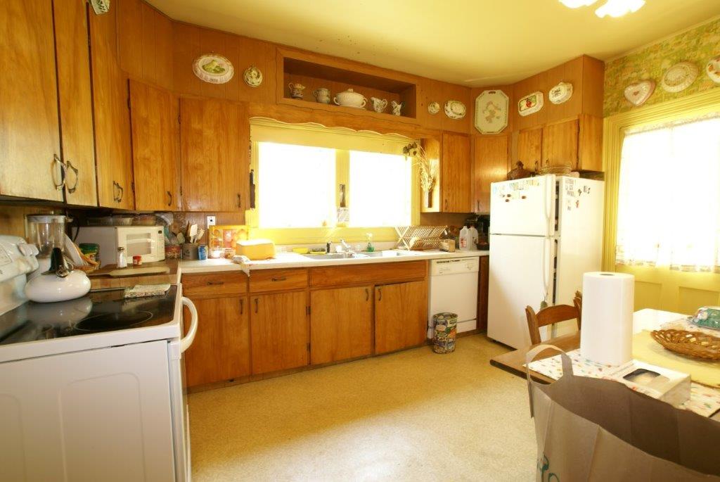 Beautiful Five Bedroom Home Kitchen